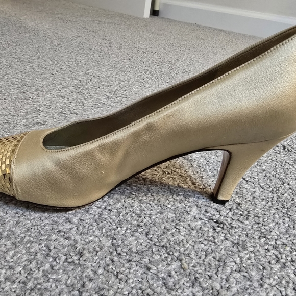 St John Made In Italy Gold Satin Sequin Toe Cap Pumps Size 7 - Picture 8 of 14